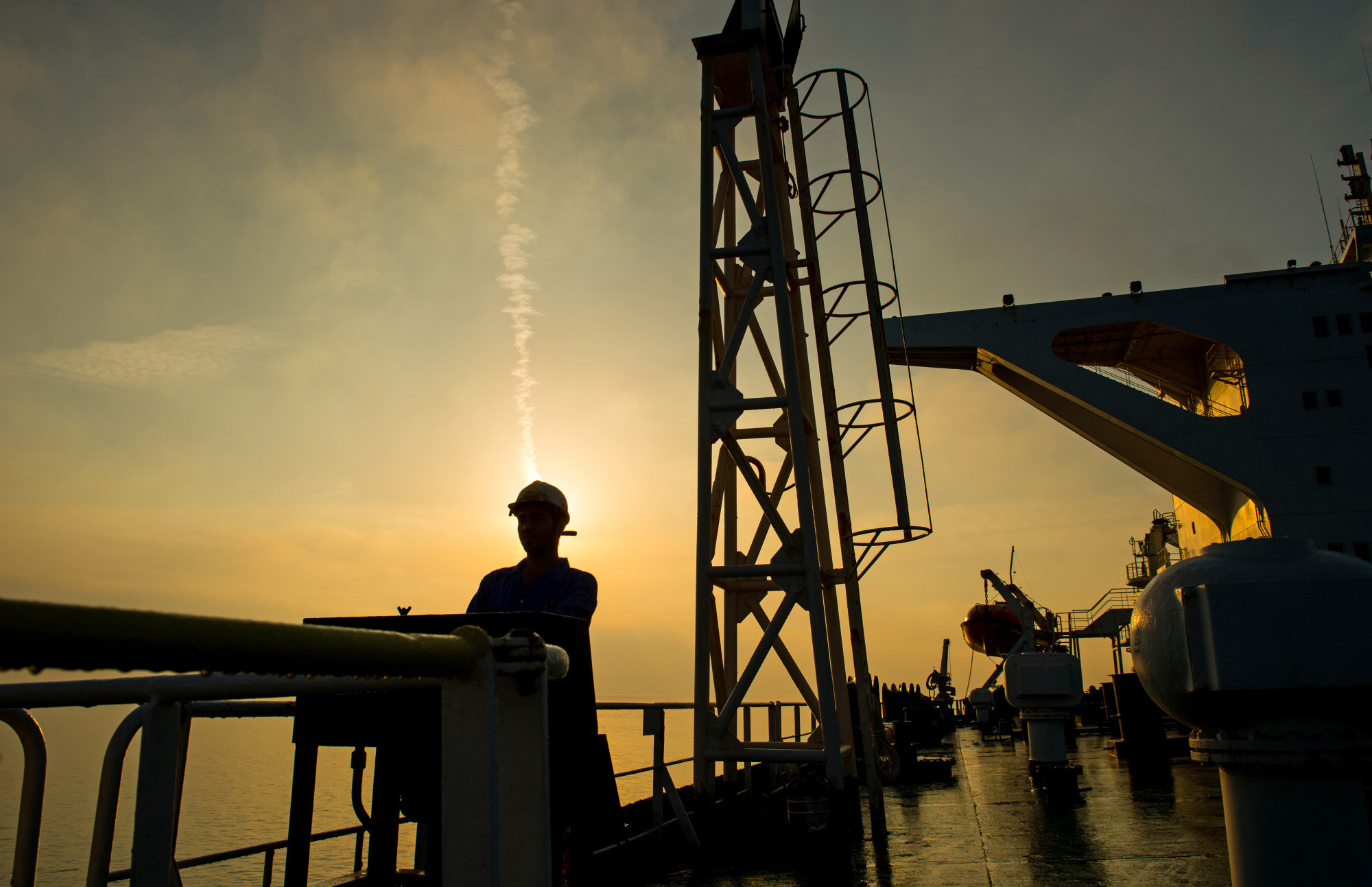Нафтата слабее по неделниот пад, Блискиот Исток и натаму во фокусот