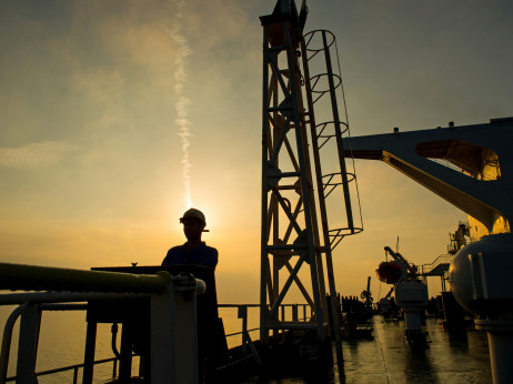 Нафтата слабее по неделниот пад, Блискиот Исток и натаму во фокусот