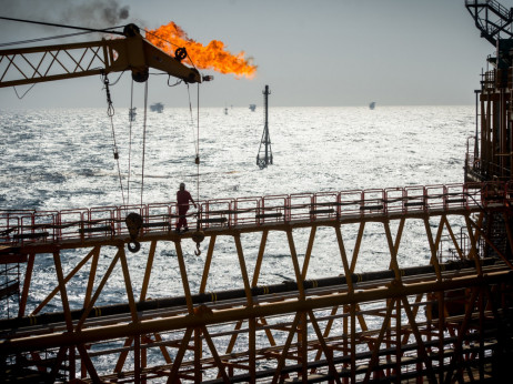 Тензиите на Блискиот Исток ја зголемуваат цената на нафтата