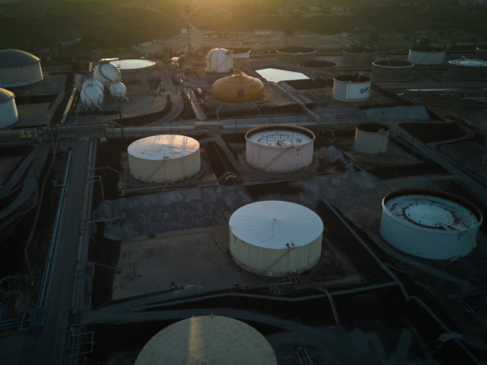 Цената на нафтата скокна додека инвеститорите ги анализираат резервите во САД