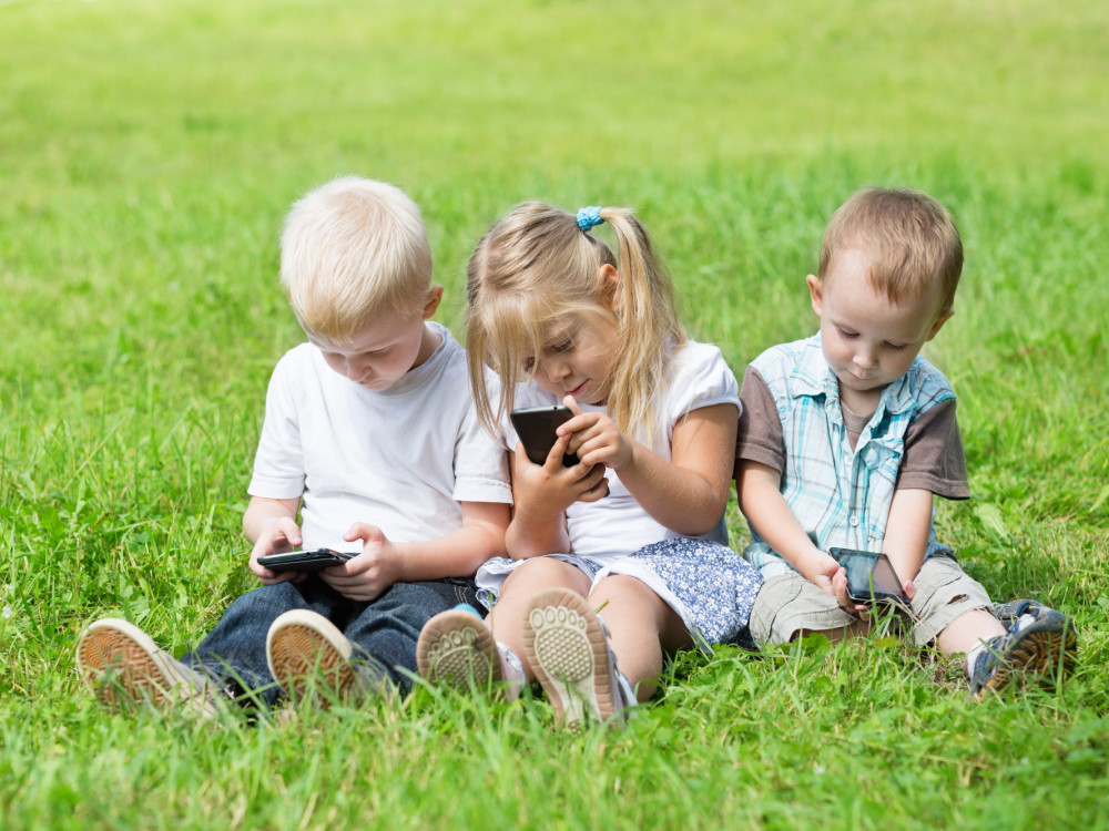 Што прави Македонија додека нејзините деца растат пред екран