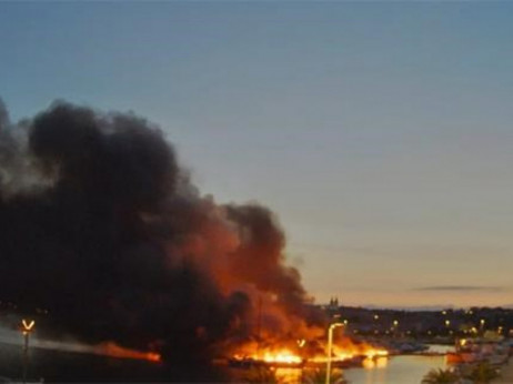Во голем пожар во пристаништето Медулин изгореа 22 пловила