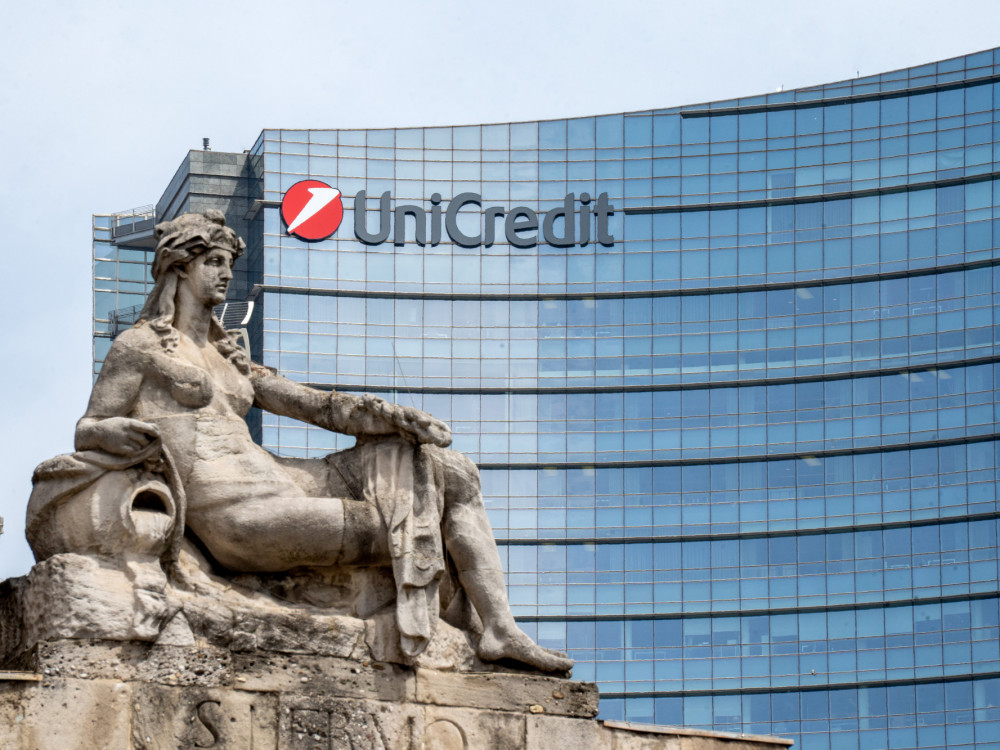 „Комерцбанк“ подготвува одбрана за можното преземање од страна на „Уникредит“