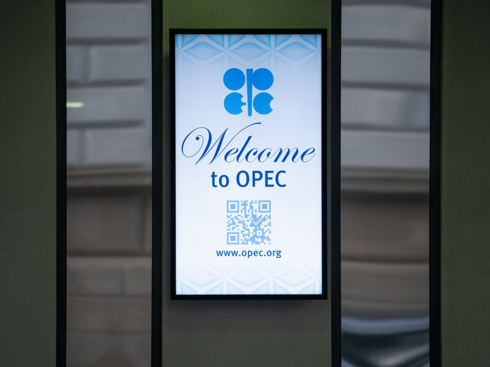 ОПЕК+ го збунува пазарот со заплеткани намалувања на производството