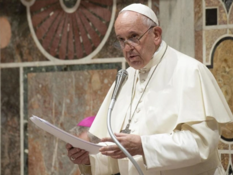 Ватикан експресно се извини откако папата наводно употребил збор навредлив за ЛГБТК