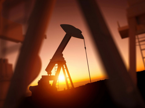 Цената на нафтата варира по одлуката на ОПЕК+ да го зголеми производството од есен