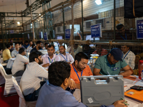 Изборите во Индија понеизвесни отколку што се мислеше, берзите паднаа