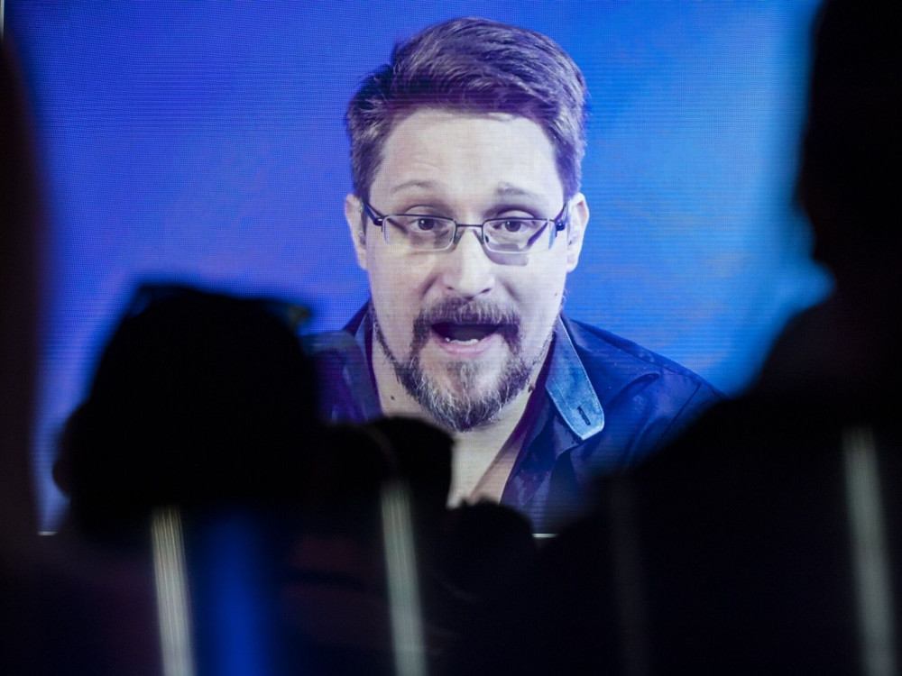 Сноуден: Обидот за регулација на ВИ ќе го задуши нејзиниот потенцијал