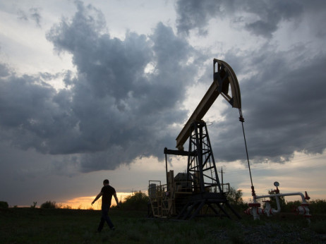 Цената на нафтата расте и покрај загриженоста за побарувачката