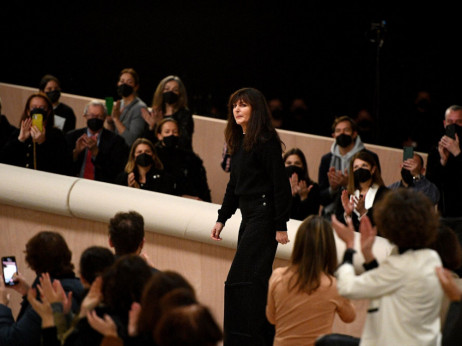 Креативната директорка на „Шанел“ го напушта модниот бренд