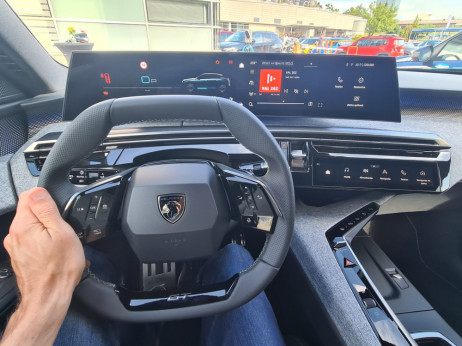 „Стелантис“ ќе склопува „Пежо“ возила во Кина во фабриките на „Донгфенг“