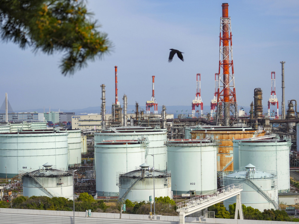 Нафтата тоне додека трговците ги следат кинеската побарувачка и резервите во САД