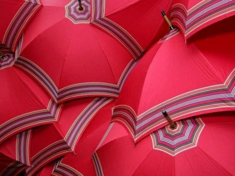 Стогодишна традиција на рачно изработени чадори го преживува модерното време