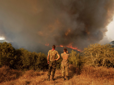 Топлотен бран во Париз и Лондон, Грција се бори со пожари