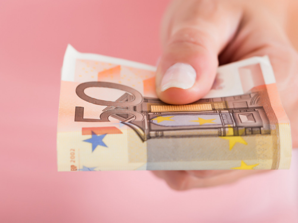 Што значи заострувањето на трговските односи меѓу ЕУ и САД за еврото?