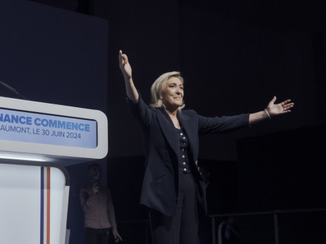 Екстремната десница на Ле Пен победи во првиот круг на изборите