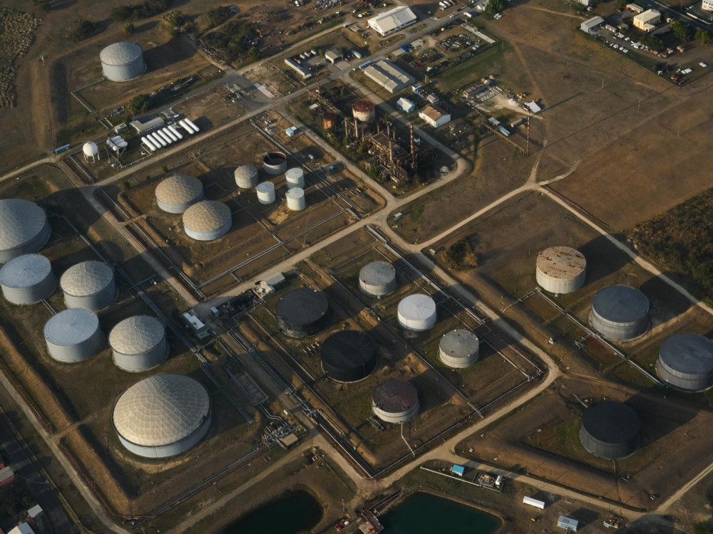 Цените на нафтата растат поради загриженоста за Блискиот Исток и ураганите