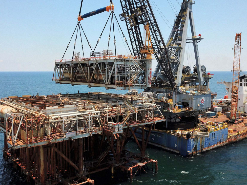 Нафтата го прекина падот по извештаите за намалување на резервите во САД