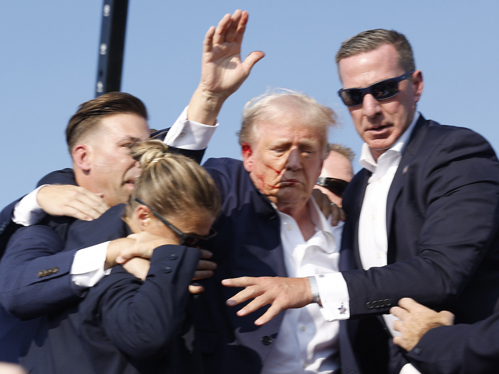 Дваесетгодишник е осомничен дека пукал во Трамп