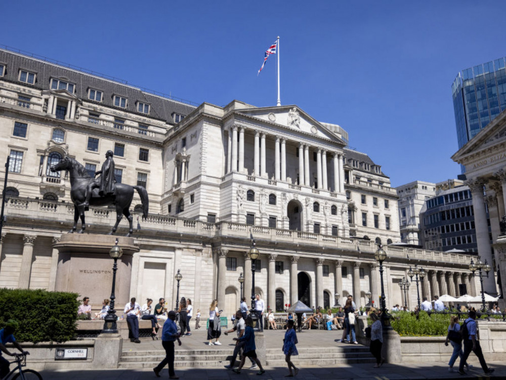 Банката на Англија ги намали каматните стапки за првпат од 2020 година