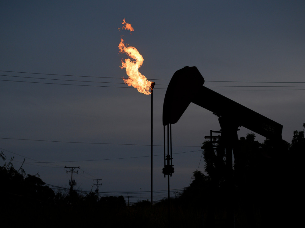 Прогноза 2025: Нафтата околу 70 долари за барел, гасот околу 35 евра за мегават