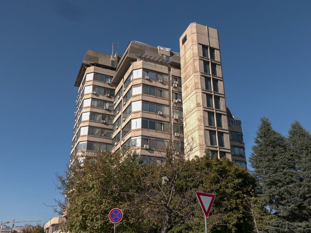 Минусите на платата почнаа да растат, каматите ќе паднат минимално