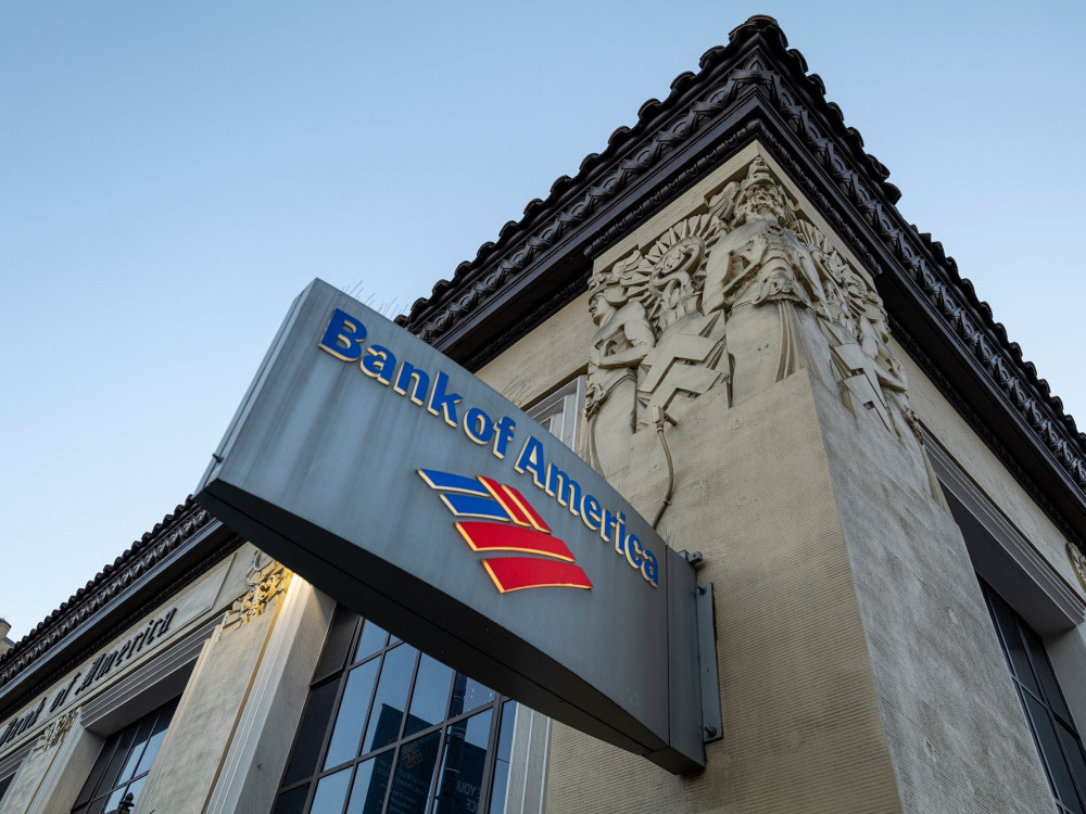 Банката на Америка ќе ги казнува младите аналитичари што прифаќаат работа кај конкуренцијата