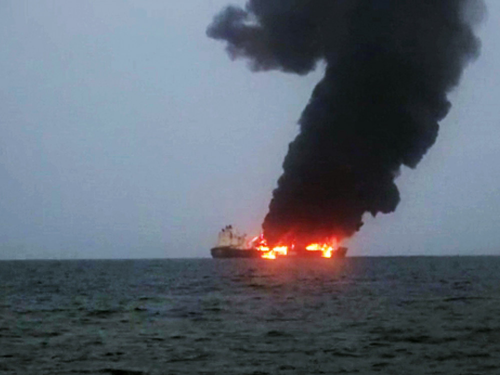 Гори танкер во Црвеното море - ЕУ предупредува на еколошка катастрофа