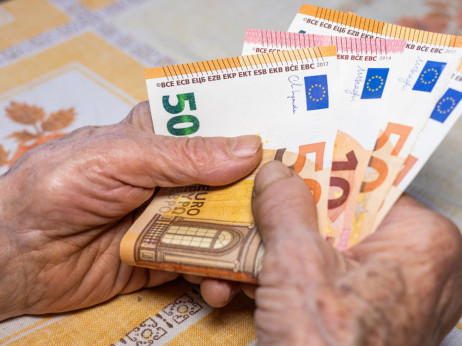 "Zaspani" drugi pokojninski steber: Zakaj imajo ljudje raje denar na bankah kot v skladih?