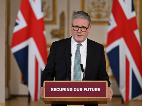 Britanski premier razmišlja o "politični realnosti", ko se pritisk nanj stopnjuje