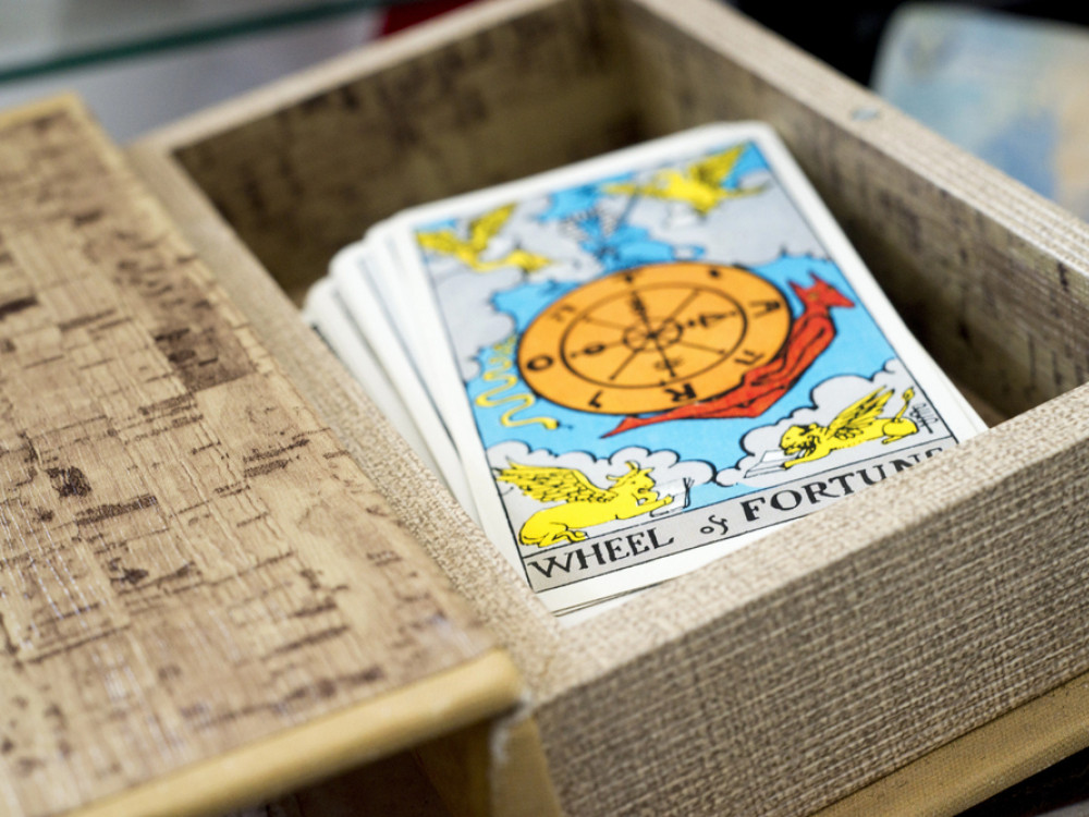 Во турбулентни времиња, може ли таротот да ви го подобри денот?