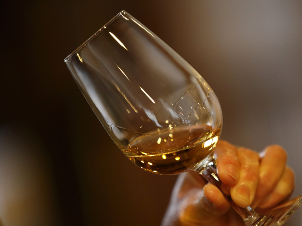 Ретко виски од 50.000 долари се отвора само со чекан