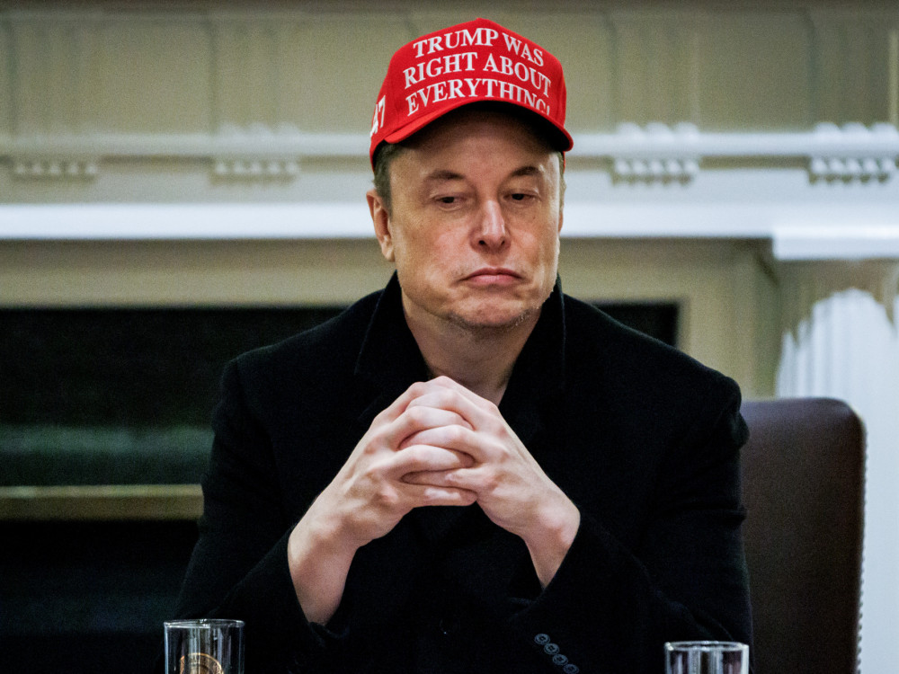 Лошо ѝ се пишува на „Тесла“ ако Маск остане во Белата куќа, вели познат аналитичар