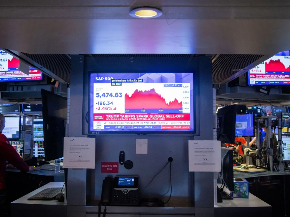 Трамп игра голф додека берзите паѓаат: Ќе биде ли и понеделник „крвав“?