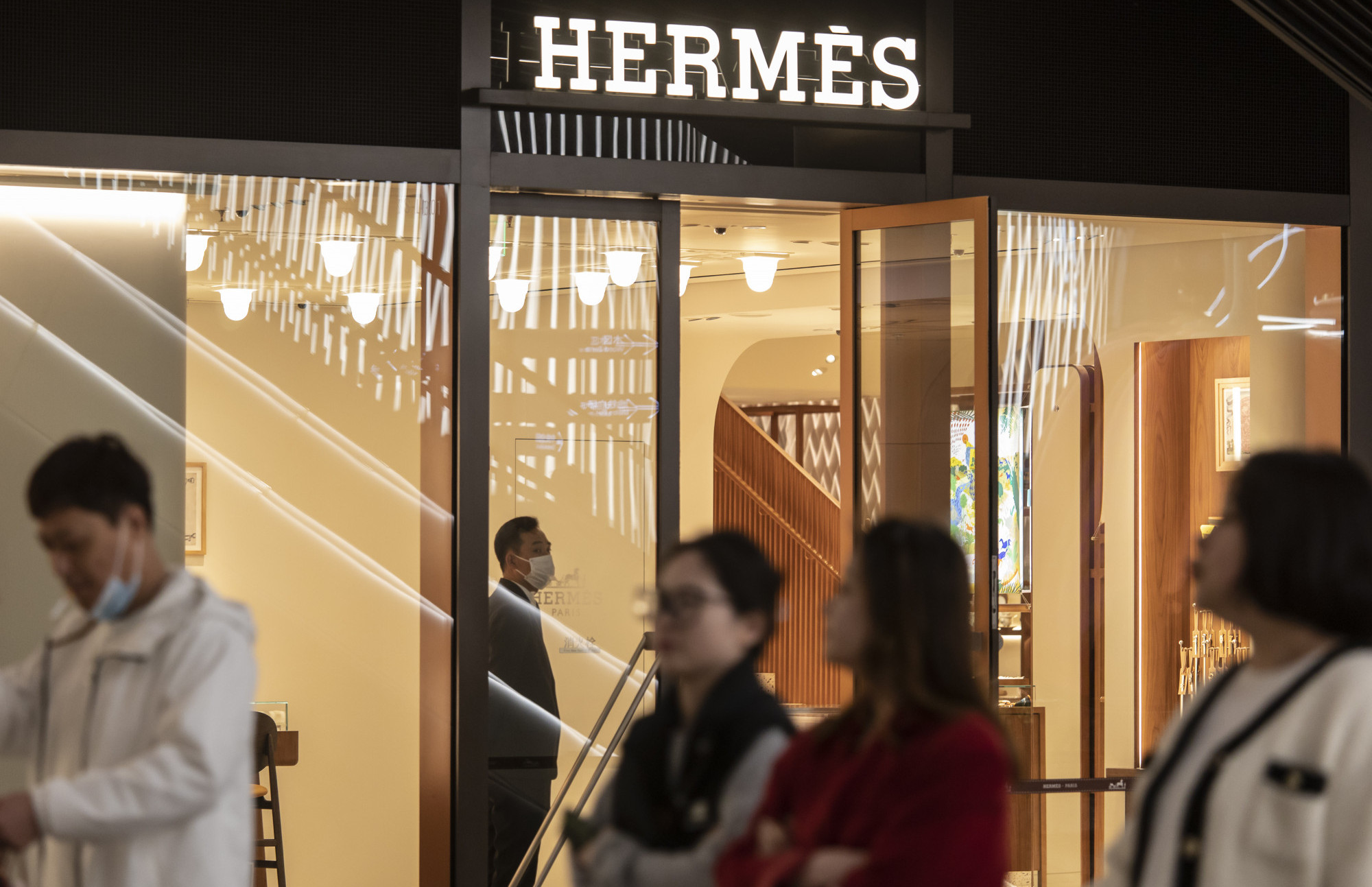 Хаосот на берзите е поголем проблем за луксузните брендови отколку царините