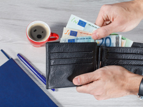 Slovenska plačna realnost: 92 odstotkov vseh zavezancev v najnižjih dveh razredih