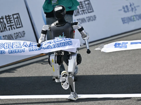 Humanoidni roboti v Sloveniji: kdo jih uporablja in kaj z njimi počnejo