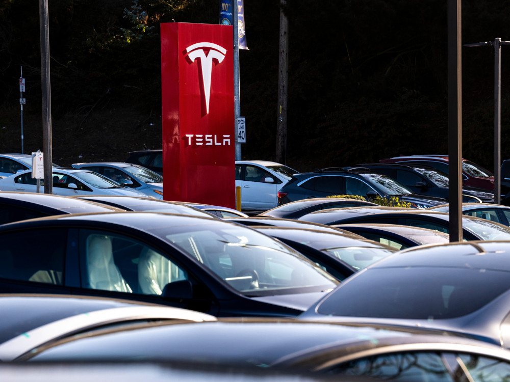 „Тесла“ ја разубави заработката за Волстрит бришејќи ги загубите од криптото