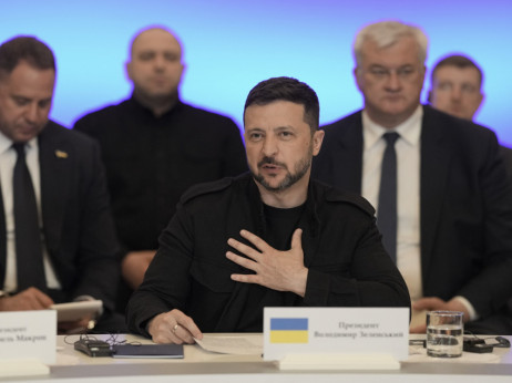 Зеленски вели дека Украина е подготвена за разговори откако Русија ќе се согласи на примирје