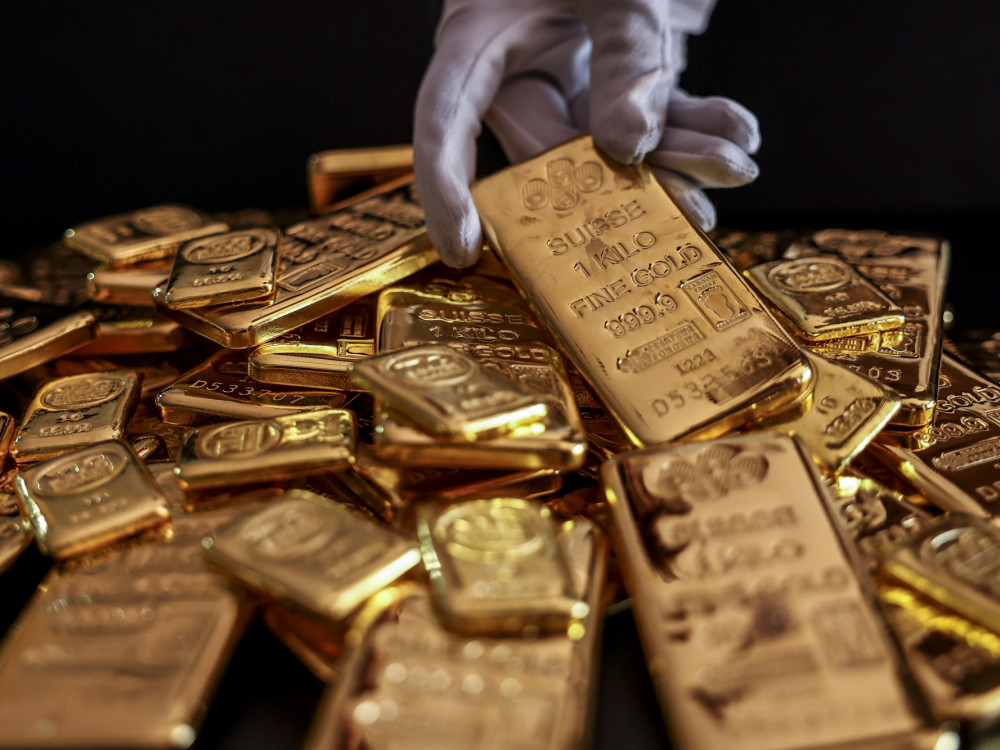 Златото паѓа од вчерашниот рекорд поради претпазливите коментари од Фед