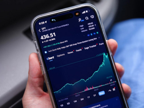 Што значи кога акцијата е скапа или евтина? Краток водич за соодносот цена/заработка и мултипликаторите