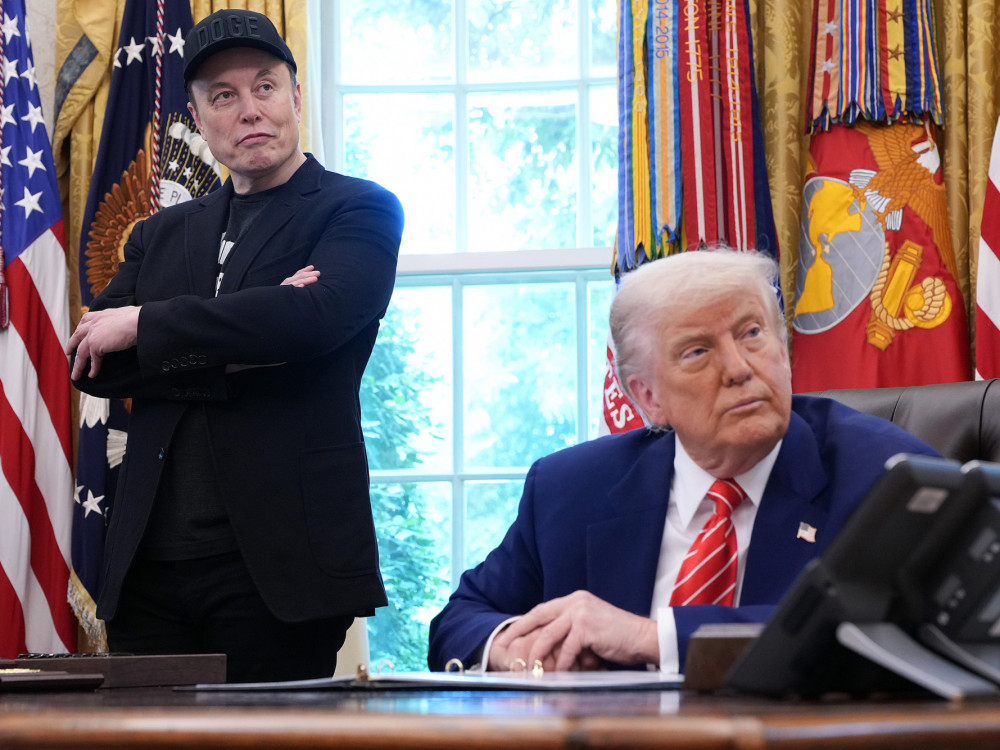 Акциите на „Тесла“ потонаа по караницата меѓу Маск и администрацијата на САД