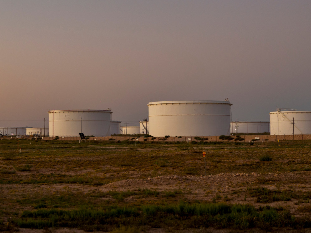 По американскиот напад врз Иран, цената на нафтата расте, доларот зајакнува