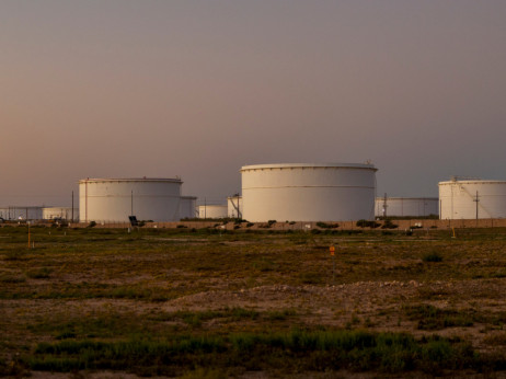 По американскиот напад врз Иран цената на нафтата расте, доларот зајакнува