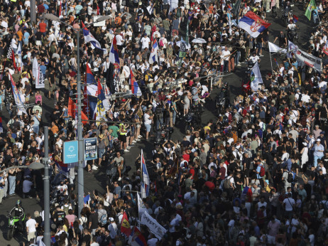 Судири по протестот во Белград: Полициската интервенција траеше до доцна во ноќта