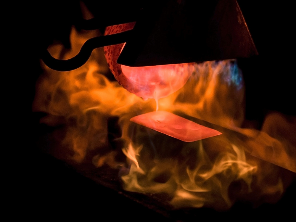 Благ раст на цената на златото утрово, кое се соочува со прв месечен пад годинава