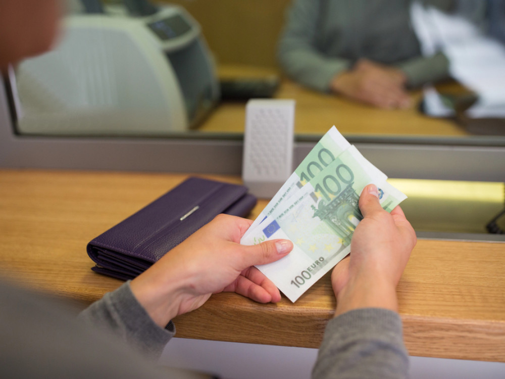 Секој Македонец во просек чува по 3.700 евра во банка, а должи по 2.400