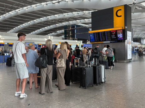 Поради проблеми со радарот во контролата за летање во Велика Британија беа откажани 150 летови