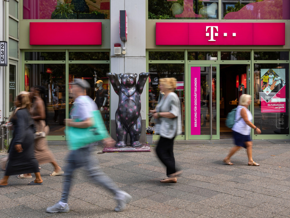 „Дојче телеком“ ги зголеми прогнозите за заработка поради силна продажба во САД и во Европа