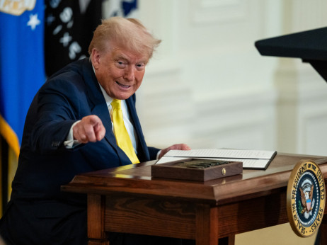 Трамп го продолжи трговското примирје со Кина за 90 дена